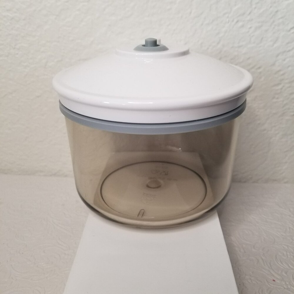 Snail Food Saver 25oz Vacuum Seal Canister Smokey Plastic KY-123